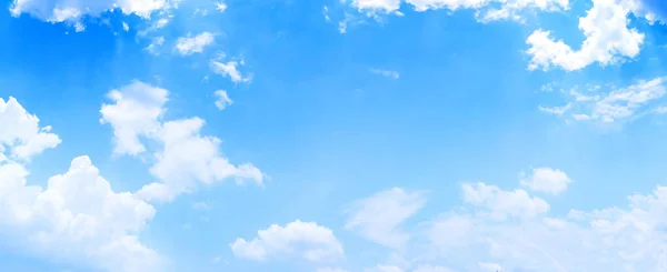 Küçük bulutlu Panorama mavi gökyüzü arkaplanı.