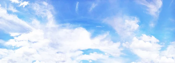 Πανόραμα Μπλε Ουρανό Φόντο Μικροσκοπικά Σύννεφα — Φωτογραφία Αρχείου