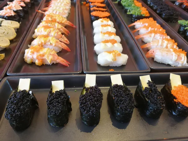 Varios Tipos Sushi Servidos Plato Negro — Foto de Stock