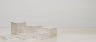 3 boyutlu premium podyum bej mermer küpten yapılmış. Sergiler için hazırlan, ürünlerin sunumu, promosyon satışı, terapi, rahatlama, sağlık, pankart, indirim, fotokopi alanı ile kozmetik. 3B görüntüleme