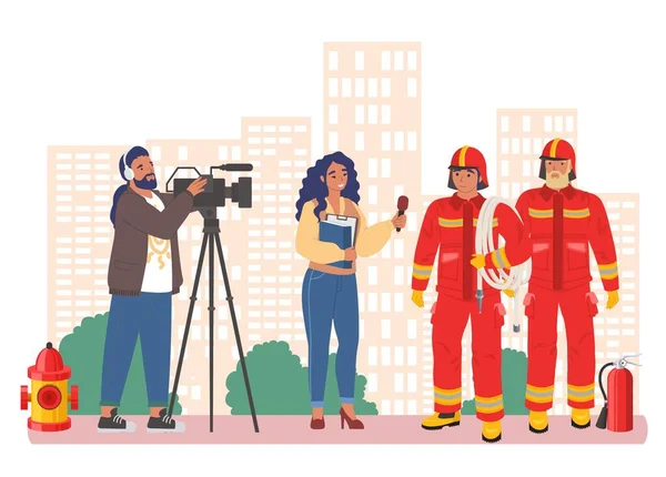 Journalist, cameraman schietgesprek met twee brandweerlieden, vlakke vectorillustratie. Live reportage, het laatste nieuws. — Stockvector