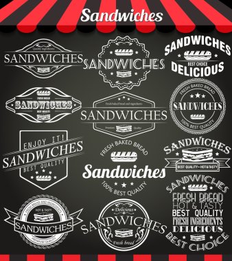 Beyaz illüstrasyon sandviç retro vintage etiketleri, rozetleri ve yazı tahtası üzerinde logoları kümesi.