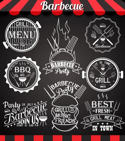 Collezione di icone, etichette, segni, simboli ed elementi di design per barbecue bianco sulla lavagna — Vettoriale Stock