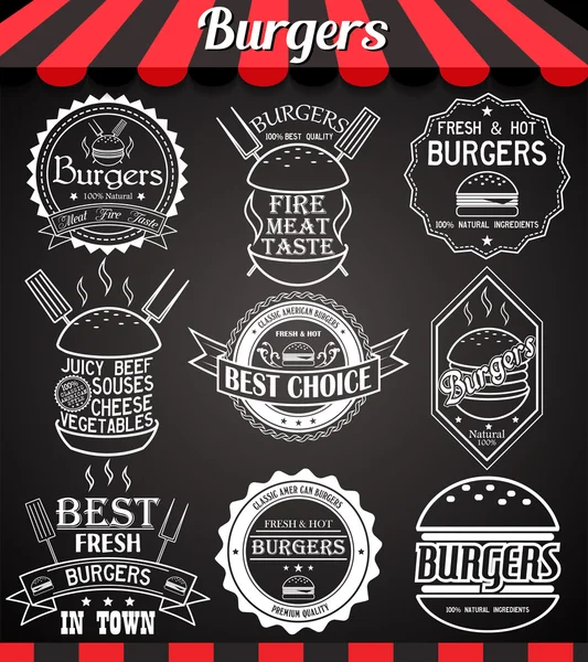Conjunto blanco de iconos de hamburguesas, etiquetas, signos, símbolos e insignias en pizarra — Vector de stock