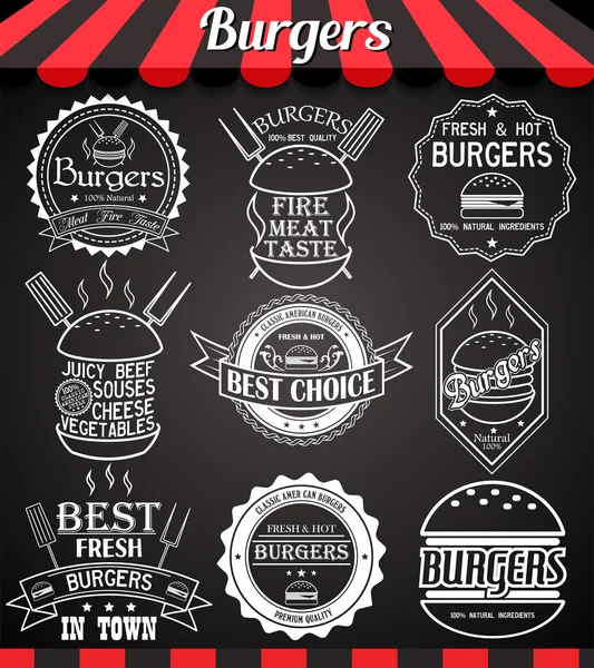 Beyaz yazı tahtası üzerinde burger simgeler, etiketleri, işaretler, semboller ve rozetleri ayarla
