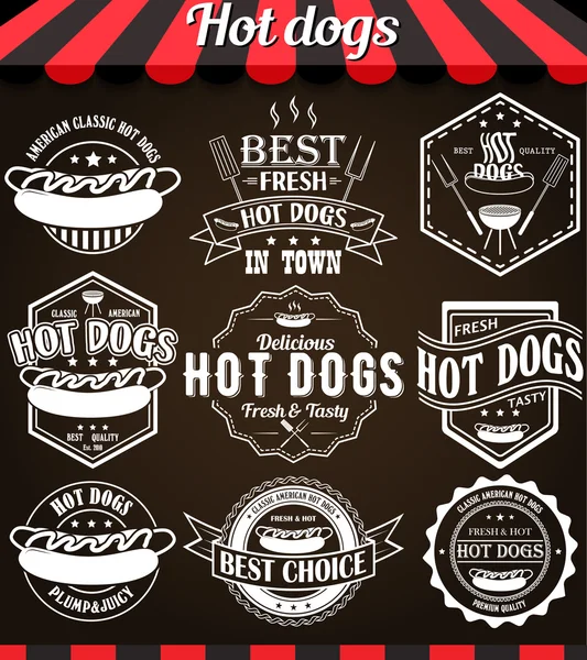 Juego de ilustraciones en blanco de etiquetas, insignias y logotipos retro vintage de hot dogs en pizarra . — Archivo Imágenes Vectoriales