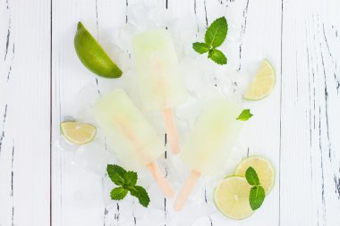 Mojito buz yenileme - paletas - çubuklu dondurmayı açılır. Üstten Görünüm, ek yükü. Cinco de Mayo tarifi