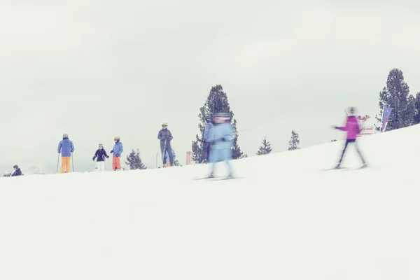 Stok narciarski uruchomić hotelu snow zima — Zdjęcie stockowe