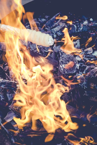 Petualangan api unggun dengan roti tongkat Stok Gambar
