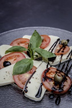 taze caprese salatası