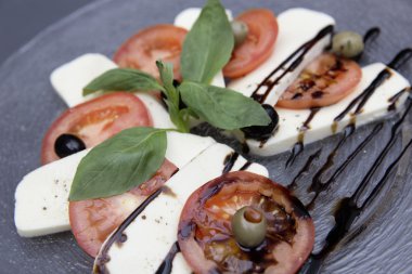 taze caprese salatası