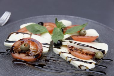 taze caprese salatası