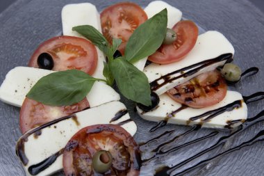 taze caprese salatası