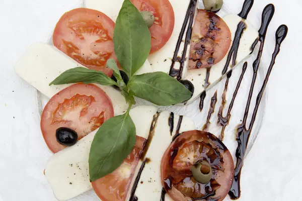 taze caprese salatası