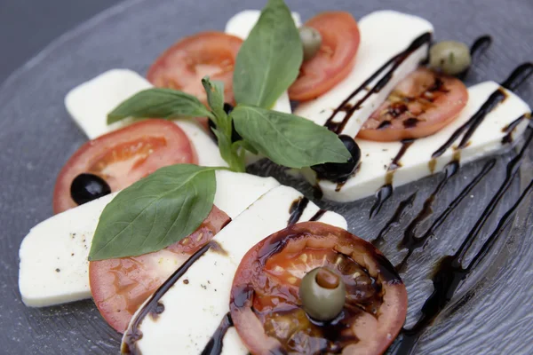 taze caprese salatası
