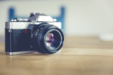 Analog tek objektifli refleks fotoğraf makinesi