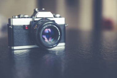 Analog tek objektifli refleks fotoğraf makinesi