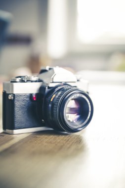 Analog tek objektifli refleks fotoğraf makinesi
