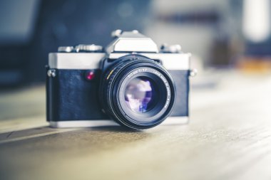 Analog tek objektifli refleks fotoğraf makinesi
