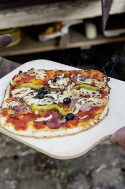 el yapımı salamlı pizza