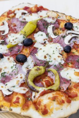 el yapımı salamlı pizza