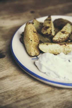 patates dilimleri ekşi krema ile