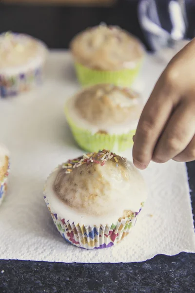 Muffin fatti in casa con crocchette colorate — Foto Stock