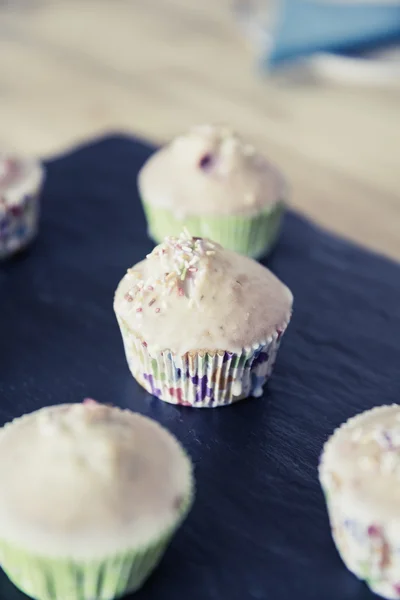 Hemlagade muffins med färgade crumples — Stockfoto