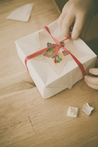 Criança descompactar caixa de Natal — Fotografia de Stock