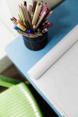 Çocuk boya ile renkli kalemler