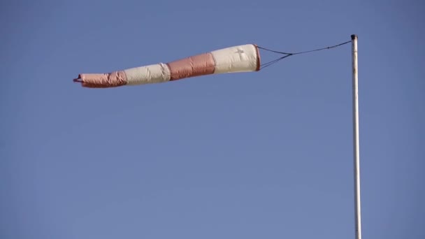 Gros plan de la manche à air de la chaussette de vent se déplaçant dans le vent et le ciel bleu — Video