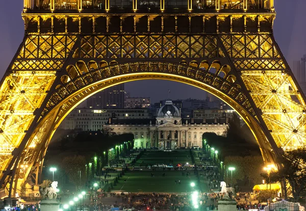 Paris, le 12 novembre 2005. Ecole Militaire et Tour Eiffel Image En Vente