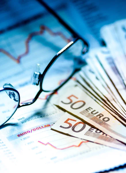 Finanční papír a brýle — Stock fotografie