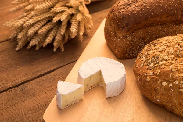 Хлеб и сыр Стоковое Изображение