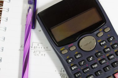 kağıt üzerine bir el hesap makinesi