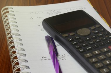 kağıt üzerine bir el hesap makinesi