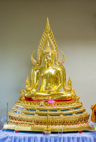 Guld buddha staty i Thailand — Stockfoto