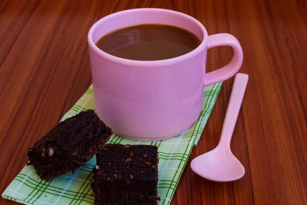 Hot coffee in pink cup with brownie — Stock Photo, Image