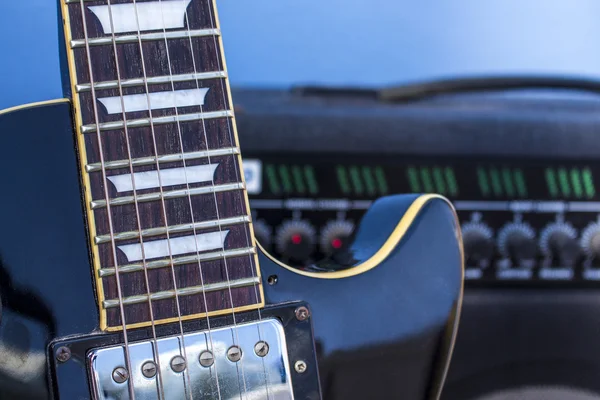 Chitarra elettrica e amplificatore — Foto Stock