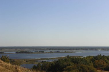 Sonbaharda göl ve orman manzarası