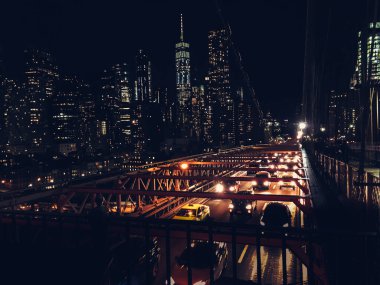 Brooklyn Köprüsü üzerinde New York City ışıkları