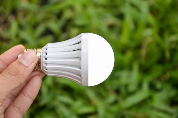 LED-Lampe mit Beleuchtung - sparsame Technologie — Stockfoto
