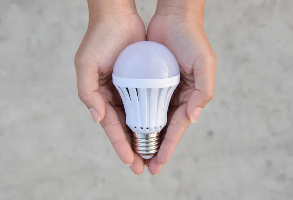 Lampadina a LED - tecnologia a risparmio nelle nostre mani — Foto Stock