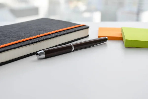 Caderno e nota de papel — Fotografia de Stock