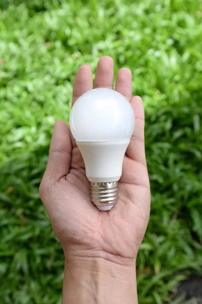 LED-Lampe - Energie in der Hand — Stockfoto