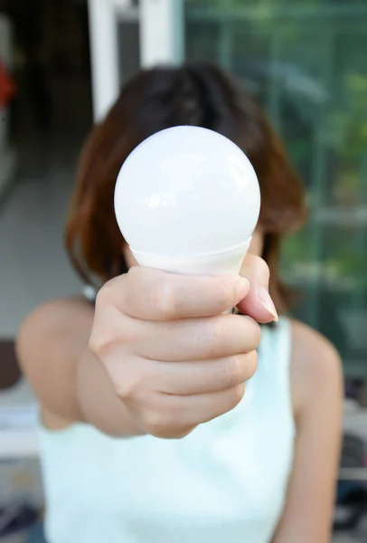 LED-Lampe - in Frauenhand — Stockfoto