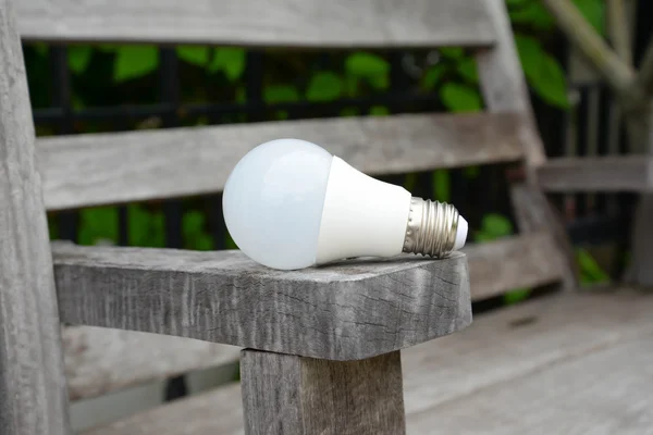 LED-Lampe - neue Energietechnologie — Stockfoto