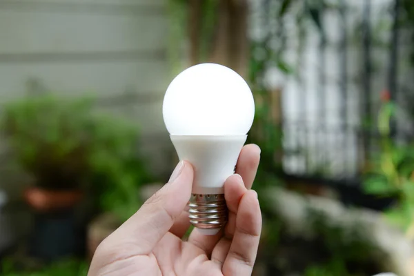 Lampadina a LED con illuminazione - Nuova tecnologia dell'energia — Foto Stock