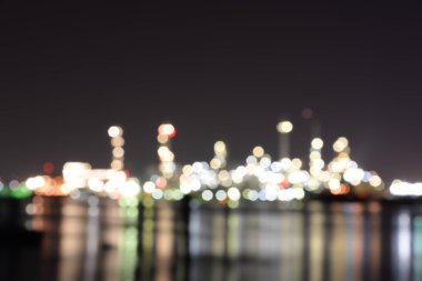 Bulanık yüzeyinde yansıtan petrol rafinerisi ışığında