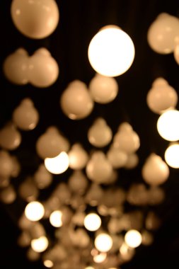 Ampul bulanık ışığın rengini